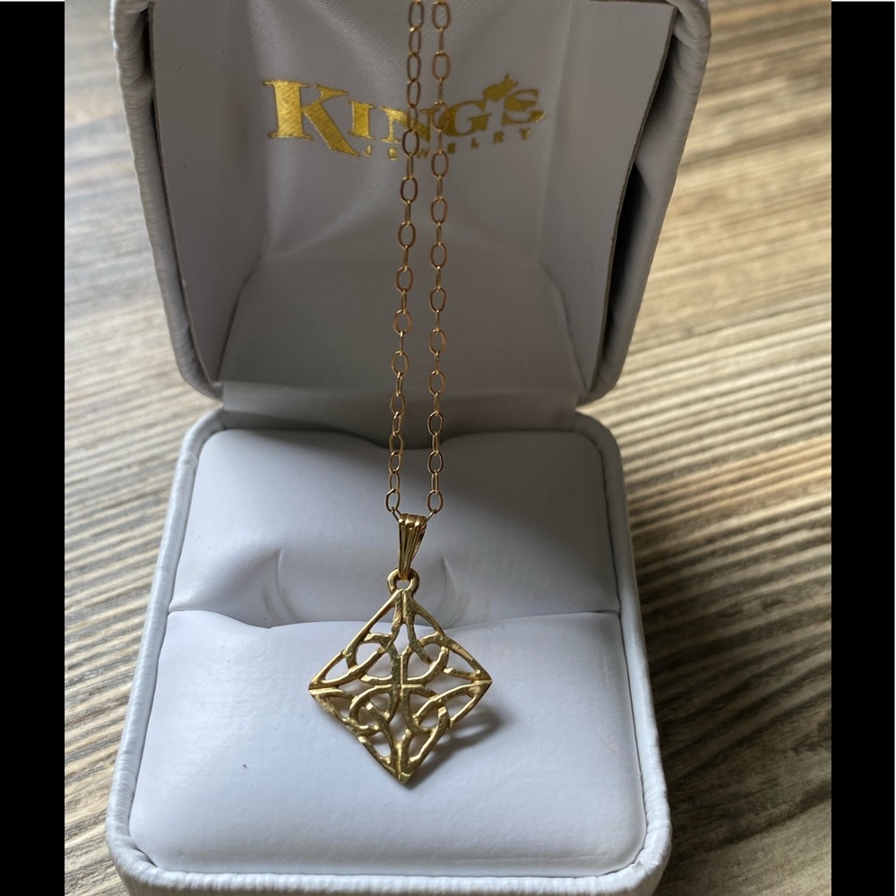 14 Kt gold Womens Celtic knot pendant necklace